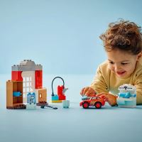 LEGO® DUPLO® ǀ Disney  10456 Посещението на Маккуин в гаража на Док (1)