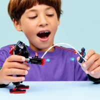 LEGO® ǀ Marvel 76337 Майлс Моралес с робот срещу Спайдърмен 2099 (1)